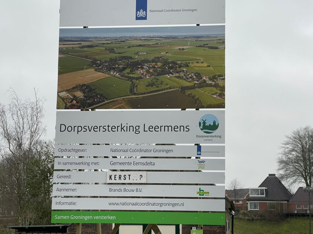 Het bouwbord bij de ijsbaan